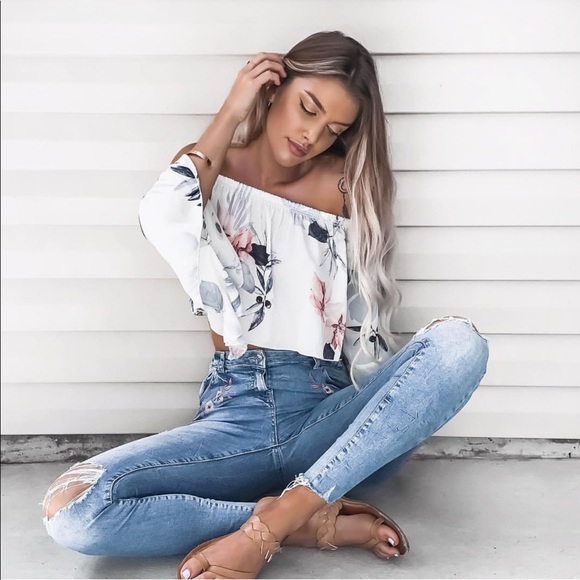 Denim - Flower Embroidered Jeans